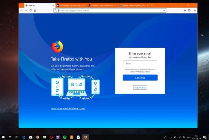 Mozilla今日面向所有支持的桌面平臺(tái)發(fā)布了Firefox 62正式版，雖然舊版本目前仍未開放升級(jí)通道，但心急的用戶可以前往服務(wù)器下載最新版本。新版Firefox強(qiáng)化了同步功能，允許用戶斷開服務(wù)移除收藏夾、訪問歷史、密碼、cookies和緩存等數(shù)據(jù)。   此外，在“漢堡”菜單中新增了追蹤保護(hù)的開關(guān)，在 開發(fā) 者工具中引入了三個(gè)面板的窗口查看器。對(duì)于普通用戶來說，最為重要的改進(jìn)是新標(biāo)簽的配置，自該版本開始新標(biāo)簽頁可以配置顯示熱門 網(wǎng)站 、高亮、Pocket數(shù)據(jù)，以及選擇多少行數(shù)據(jù)顯示等等。   新版本中最為實(shí)用的改進(jìn)是位于地址欄右側(cè)的“ Clear Site Data and Cookies”選項(xiàng)，能允許用戶為已經(jīng)加載的網(wǎng)站刪除數(shù)據(jù)。這意味著該頁面的數(shù)據(jù)能夠輕松刪除，而不需要清除整個(gè)瀏覽會(huì)話。